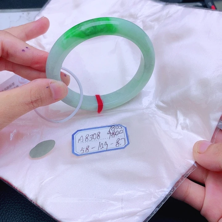 翡翠手镯未镶嵌翡翠