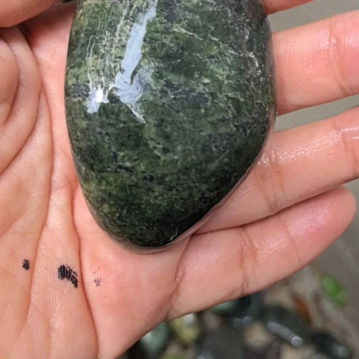 飘***飘有机玻璃藏玉药王石原石手把件一个