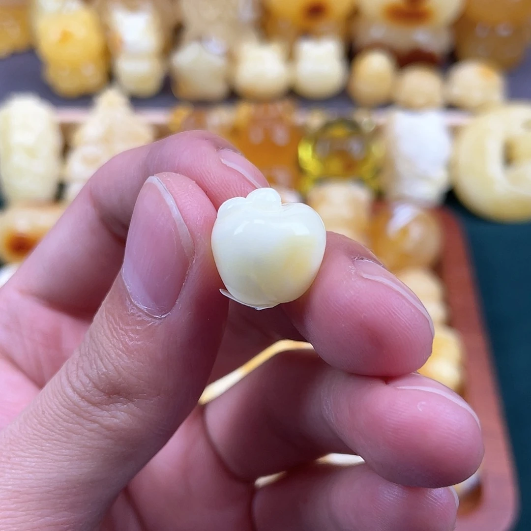 琥珀裸石未镶嵌蜜蜡