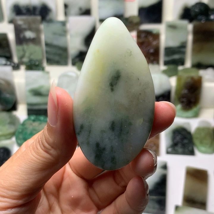 独山玉未镶嵌颈饰