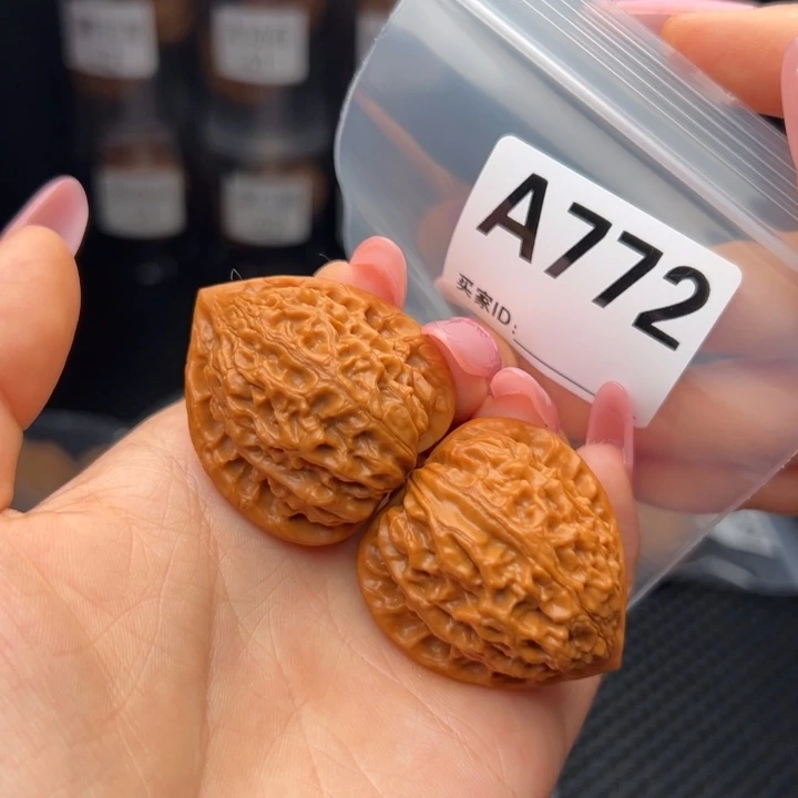 文玩核桃吊坠金牛36