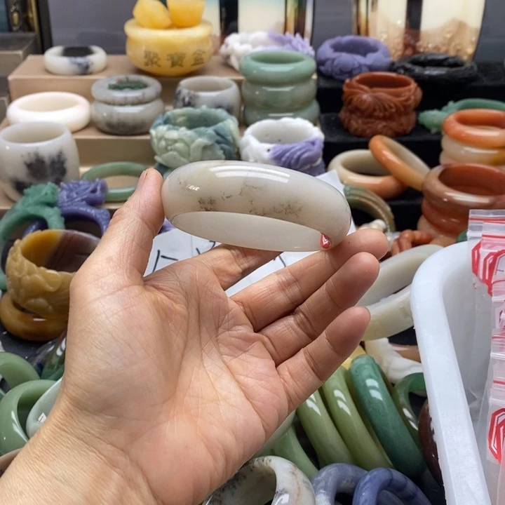 石英岩玉未镶嵌手镯