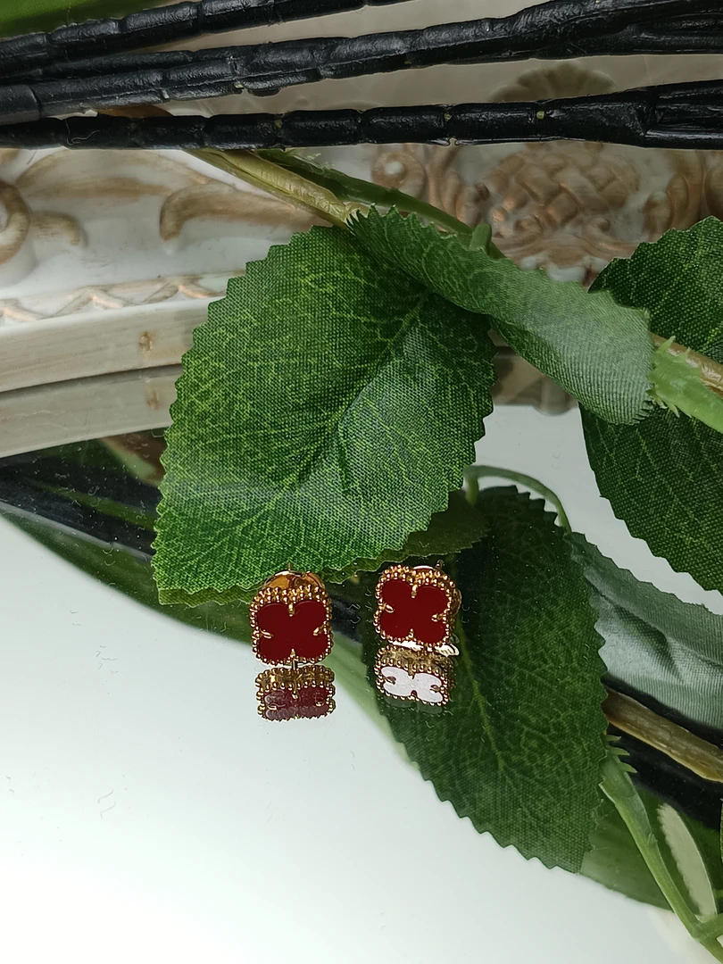 18K金镶嵌玛瑙耳钉 9mm 小花 四草 红玛瑙 K黄