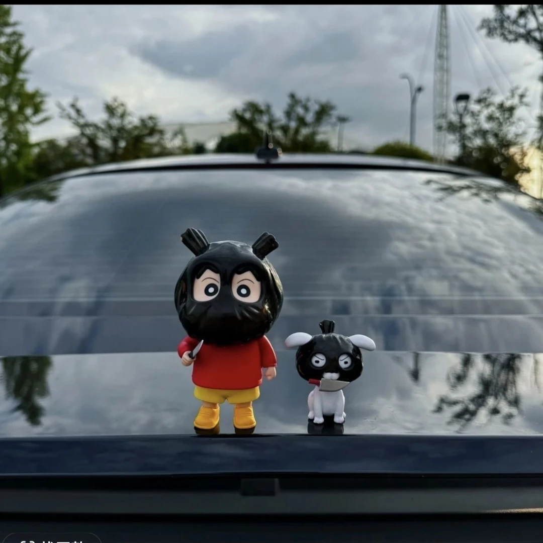 车载创意搞怪打劫蜡笔小新和小白手办桌面摆件玩偶车尾中控台摆件