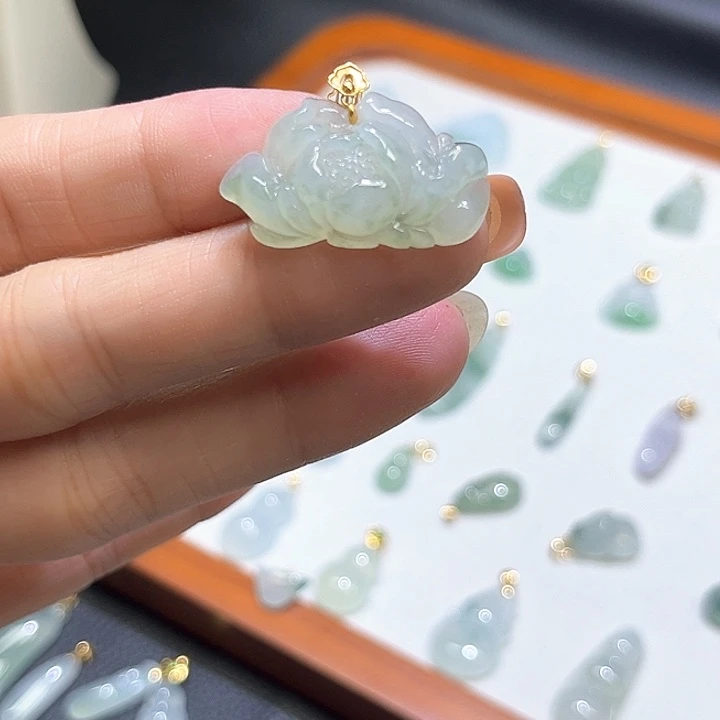 翡翠18K金镶嵌颈饰