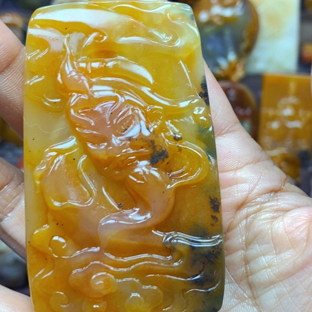 未镶嵌石英质玉（黄龙玉）颈饰