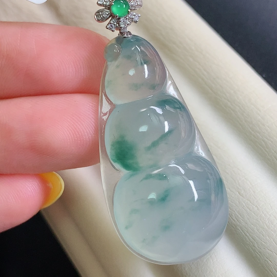 颈饰18K金镶嵌翡翠豆子