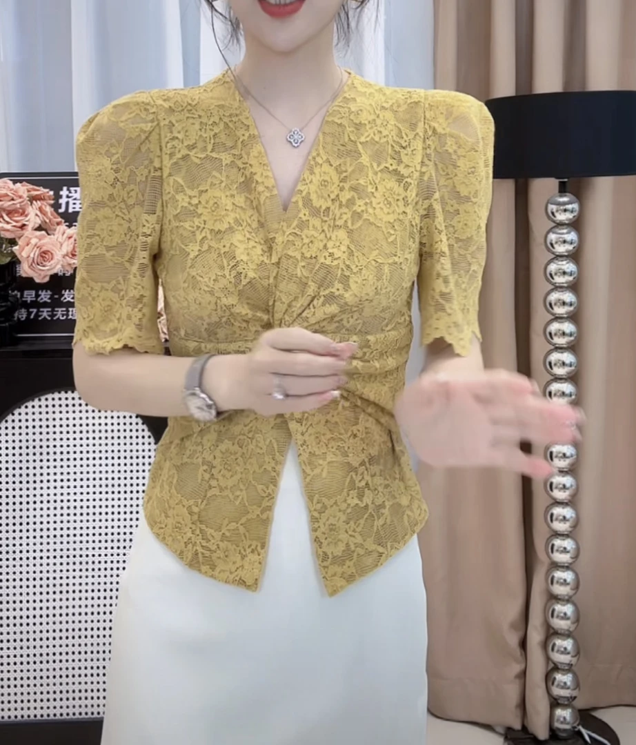 2025年夏季新款V领正肩扭结洋气短袖T恤女装蕾丝重工修身显瘦上衣