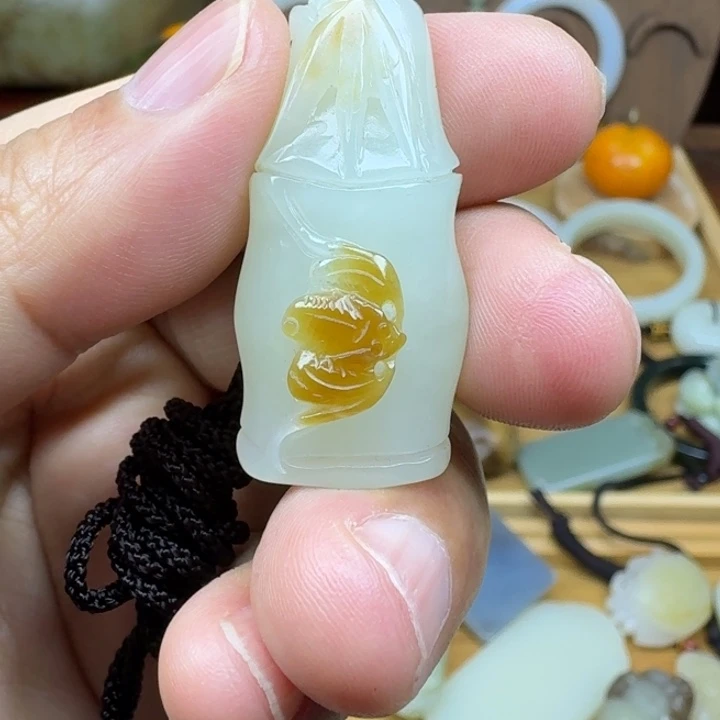 和田玉未镶嵌吊坠(赠链)