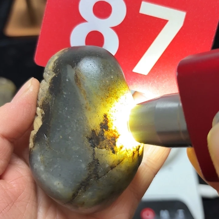 和田玉未镶嵌把件