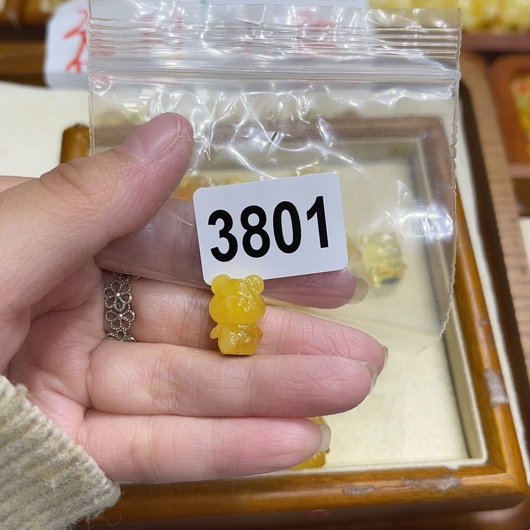 琥珀未镶嵌颈饰蜜蜡