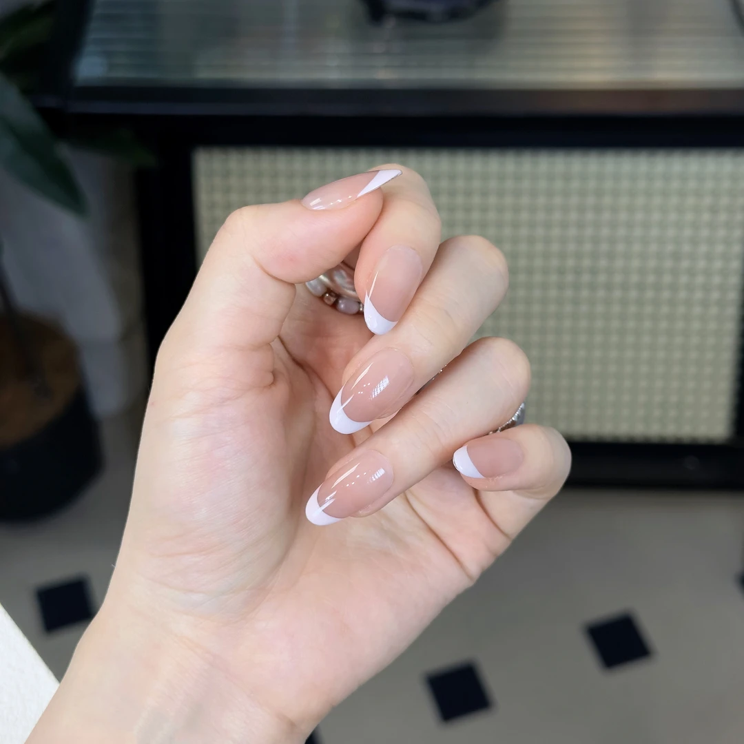 『雪域』白法式玻璃珠猫眼款节日氛围创意美甲款式推荐2025爆款美甲