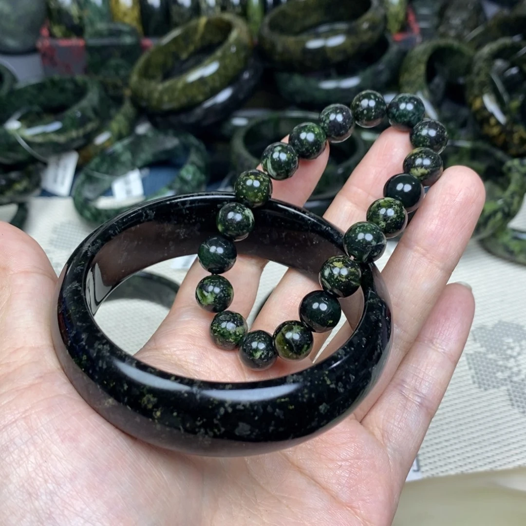 馨***儿蛇纹石玉未镶嵌手镯62.8×20×8.7 mm