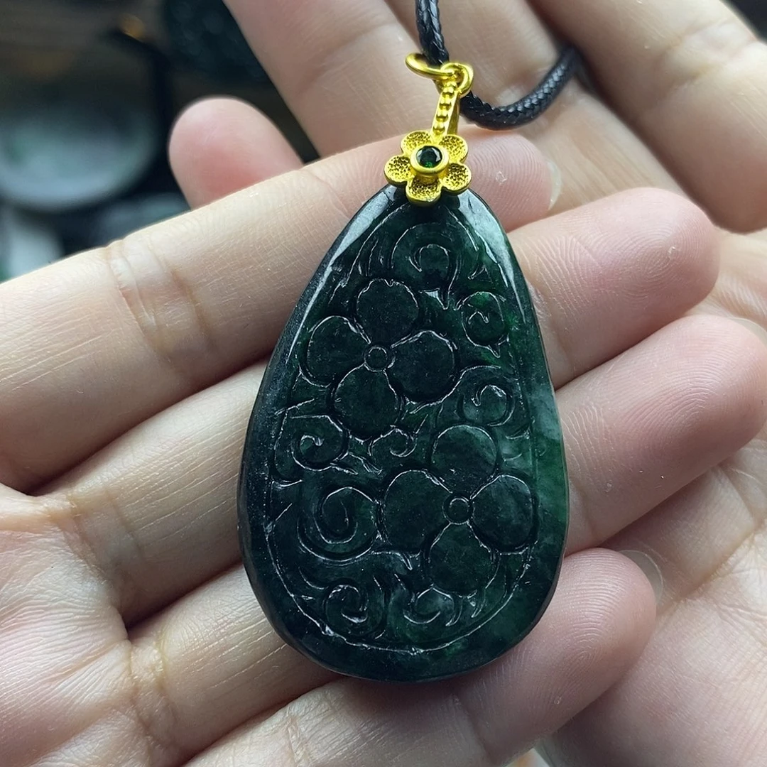 翡翠未镶嵌颈饰牌子