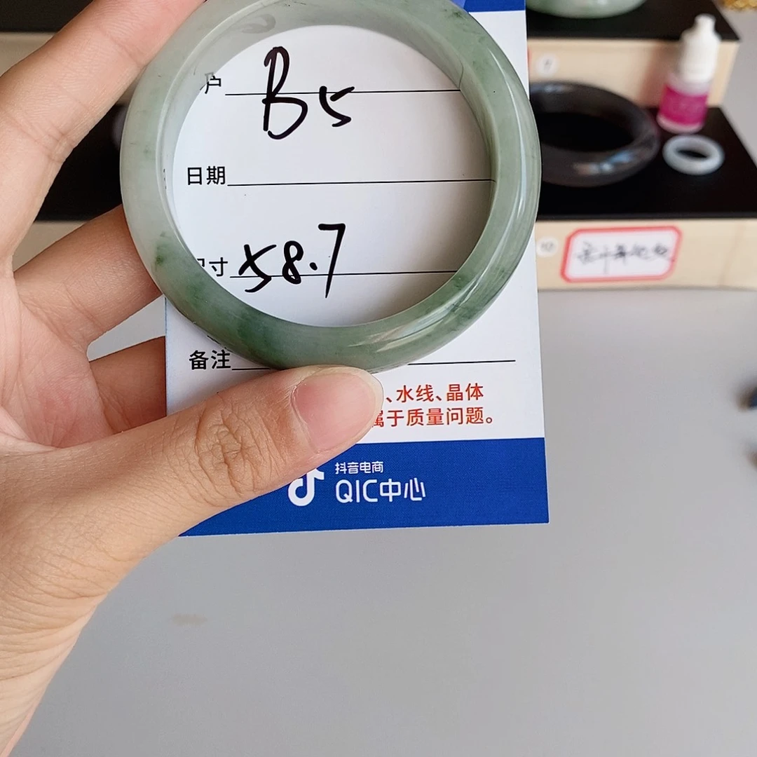 越***连石英质玉手镯未镶嵌