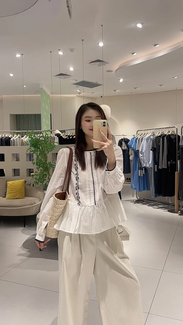 艾然秋款上新花边刺绣上衣6056