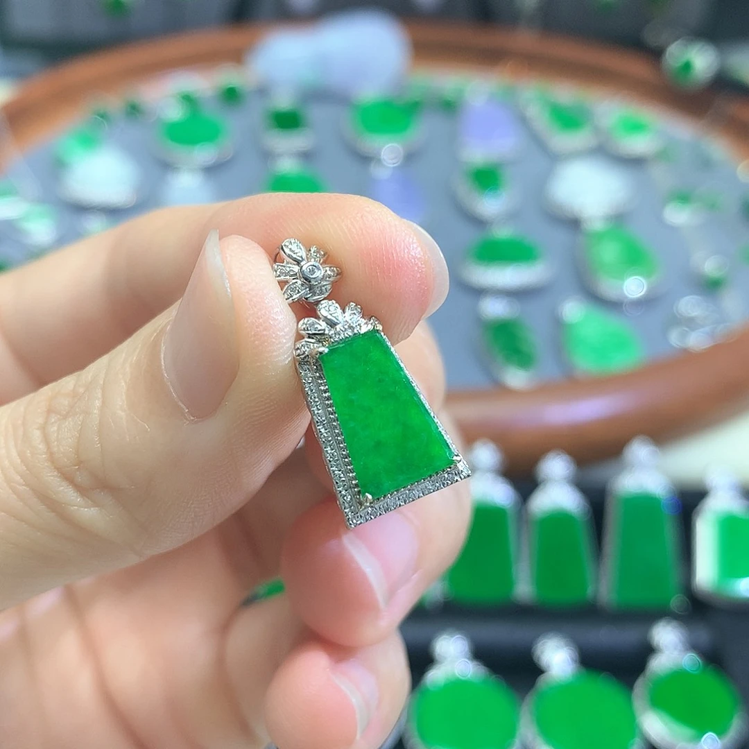 颈饰18K金镶嵌翡翠吊坠