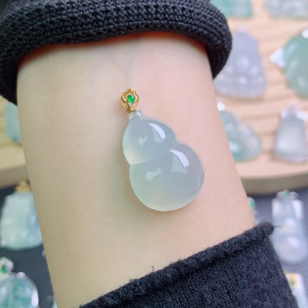 翡翠18K金镶嵌颈饰吊坠