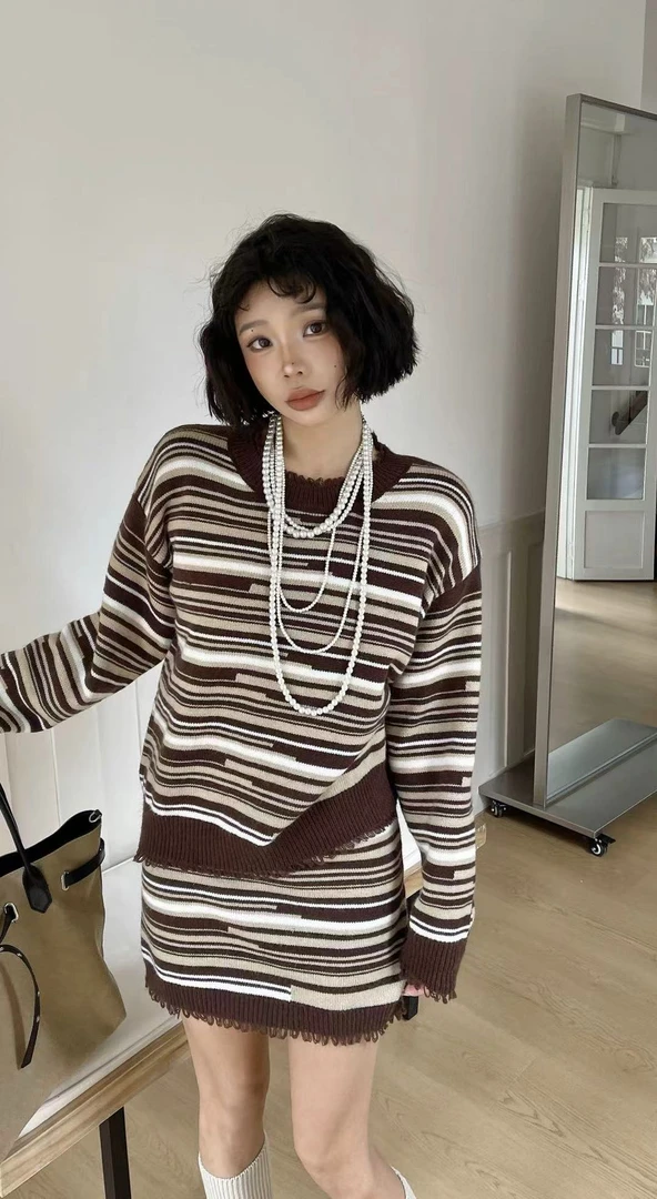 复古条纹时尚针织套装女秋冬新款宽松圆领设计感上衣半身裙两件套