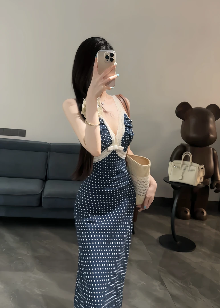 法式复古V领蕾丝拼接波点收腰鱼尾连衣裙女设计感小众度假长裙子