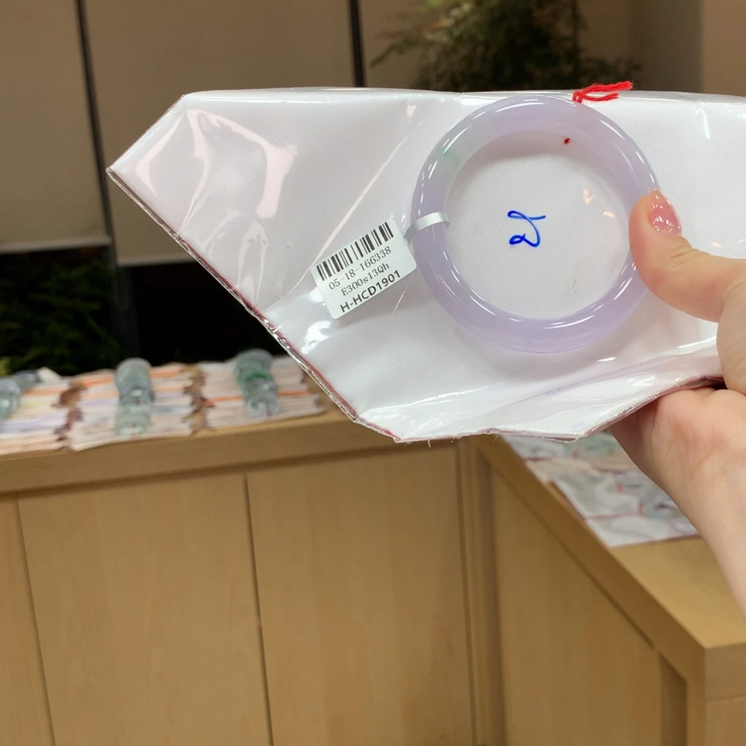 翡翠手镯未镶嵌不退不换