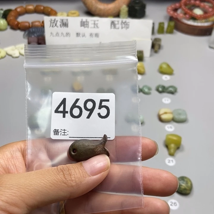 3***光未镶嵌蛇纹石玉颈饰