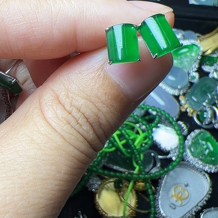 四***羊翡翠18K金镶嵌耳饰