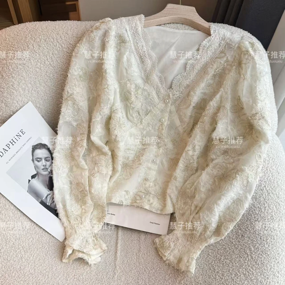 【慧子推荐】2025设计感刺绣V领喇叭袖蕾丝气质长袖上衣