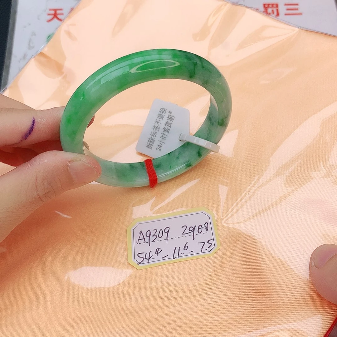 翡翠手镯未镶嵌翡翠