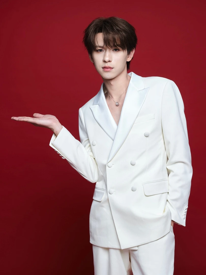 何浩楠明星同款白色双排扣西装男时尚高级感痞帅气质韩版西服套装