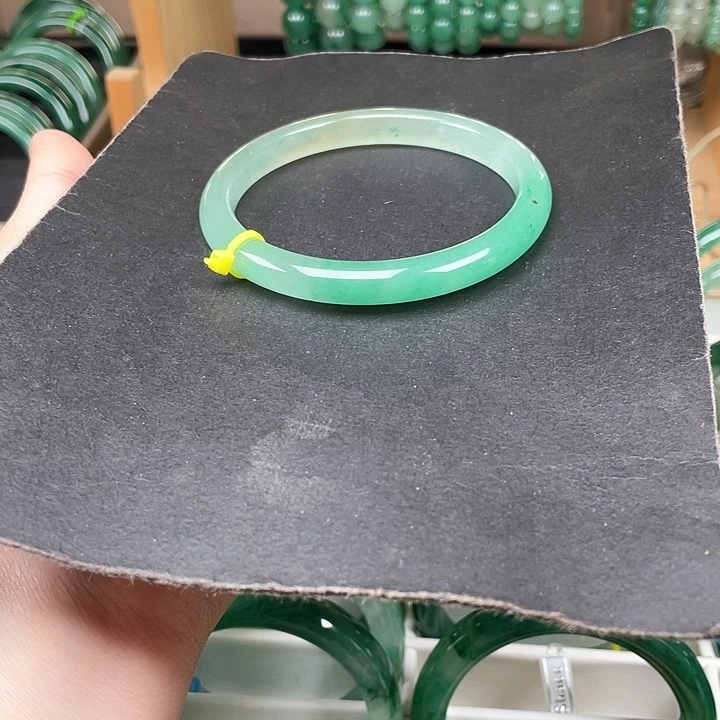 未镶嵌手镯石英质玉