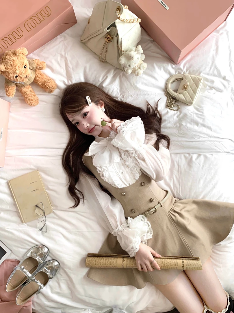 伯恩利千金 法式复古重工蝴蝶结长袖衬衫上衣+英伦老钱风背带裙