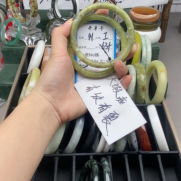蛇纹石玉未镶嵌手镯