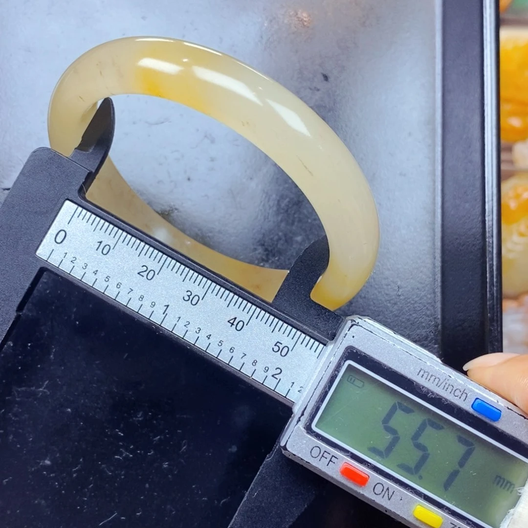 石英质玉（黄龙玉）未镶嵌颈饰