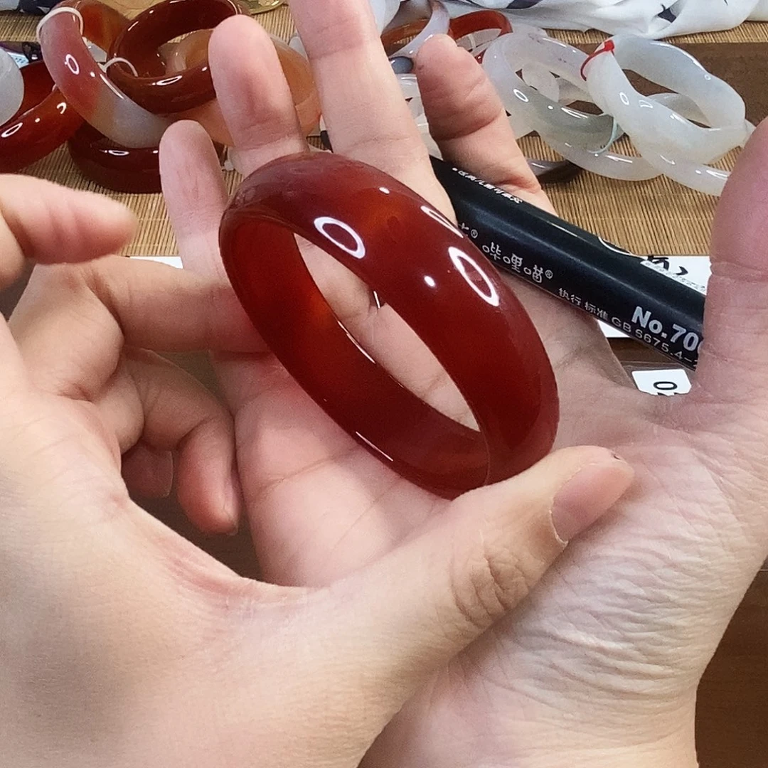 玛瑙/玉髓未镶嵌手镯0236。56.6圈。瑕