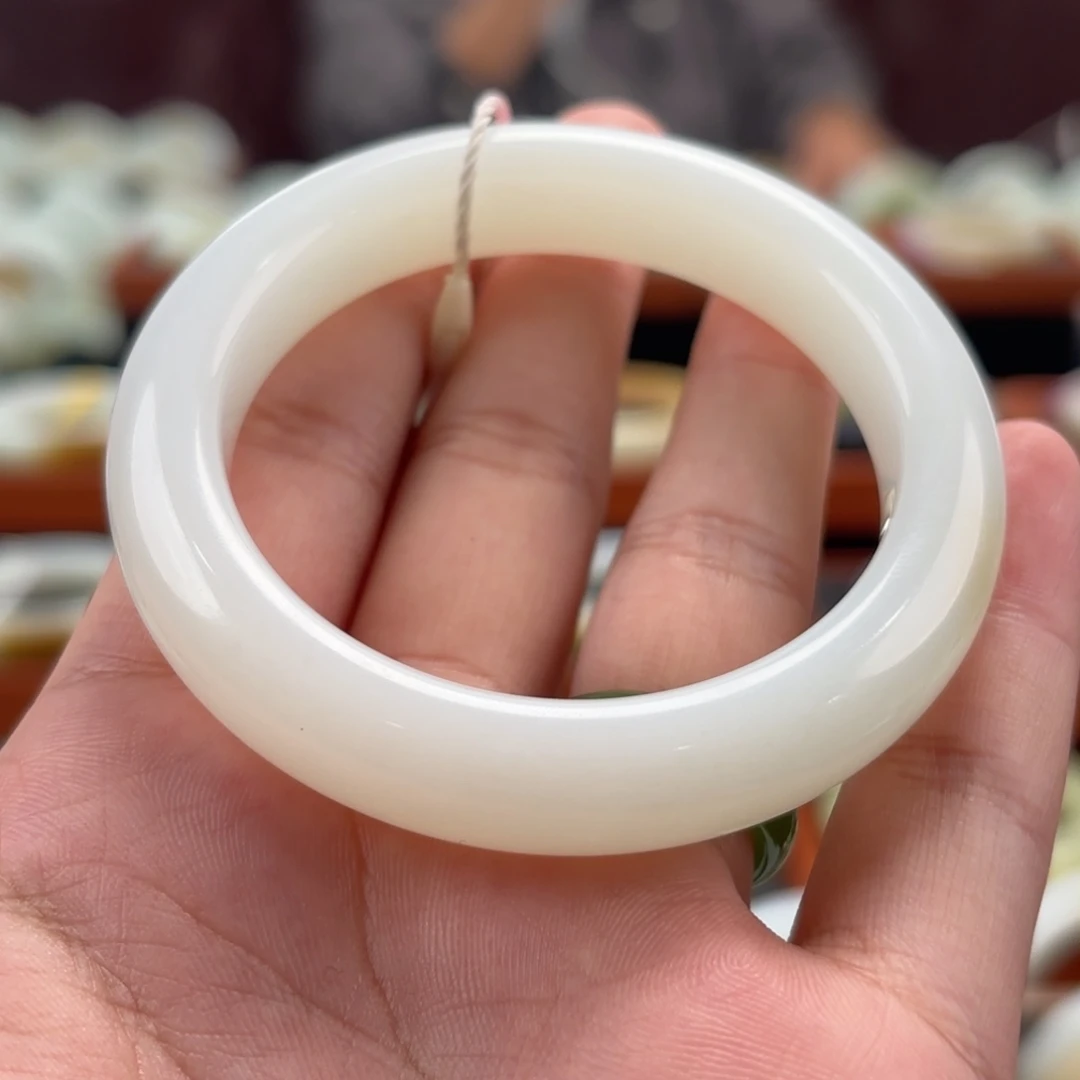 像***人和田玉未镶嵌手镯