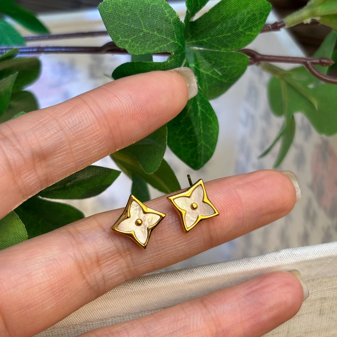铜合金耳饰 几何四叶贝壳耳钉ins小众幸运草高级感 实物拍摄