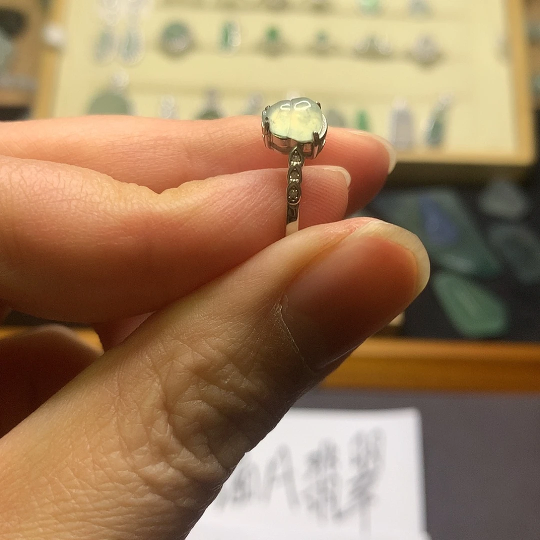 翡翠未镶嵌颈饰葫芦