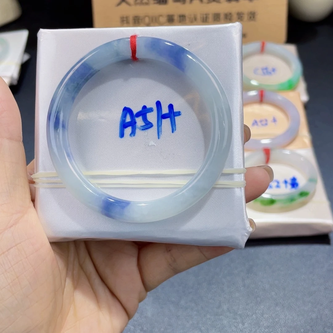 翡翠手镯未镶嵌翡翠手镯