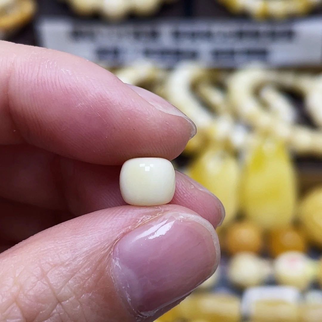 琥珀珠宝奇石未镶嵌7.6×6.5mm