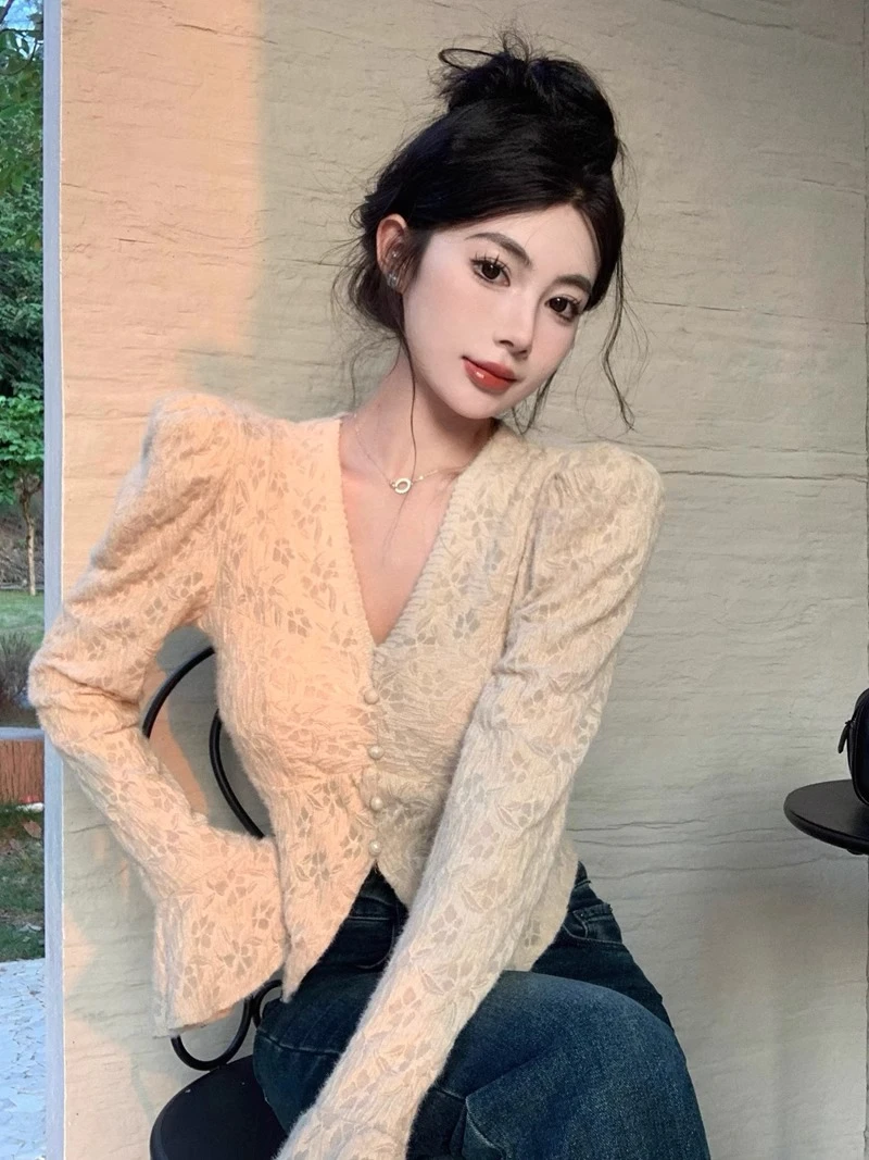 加绒加厚蕾丝打底衫女秋冬新款设计感喇叭泡泡袖v领高级内搭上衣