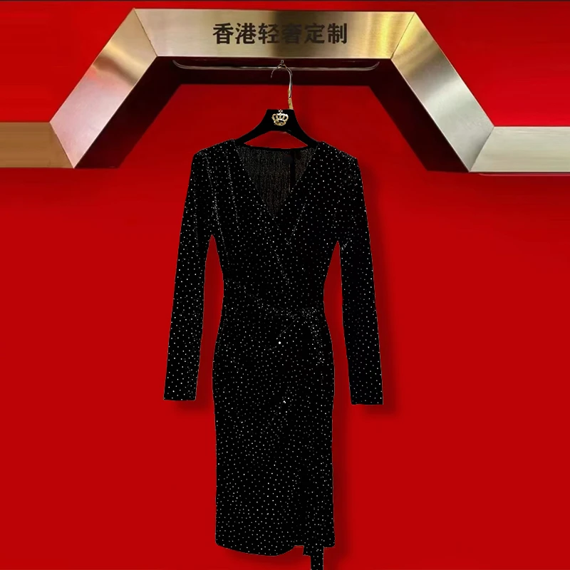 璀璨星辰·闪丨2025新款气质修身V领中袖显瘦时尚轻奢连衣裙