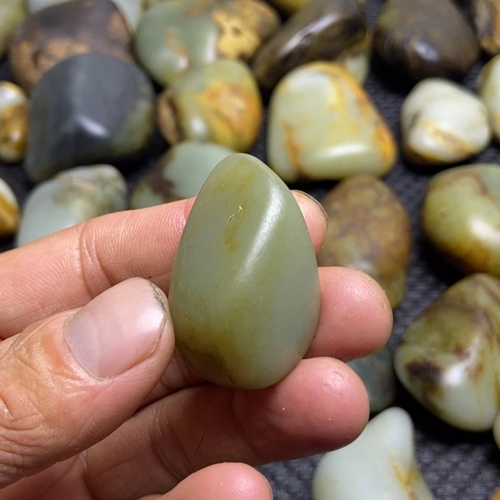 ****己和田玉（糖玉）未镶嵌珠宝奇石