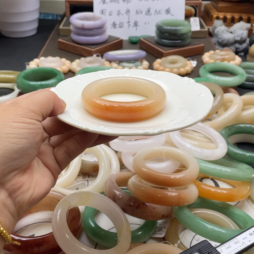 ****吖石英岩玉未镶嵌手镯