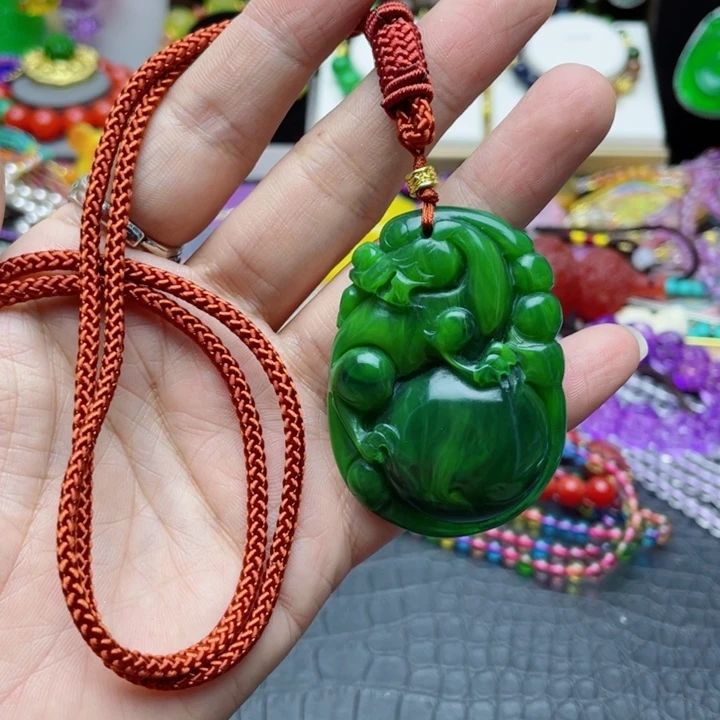 树脂制品85号雕刻吊坠