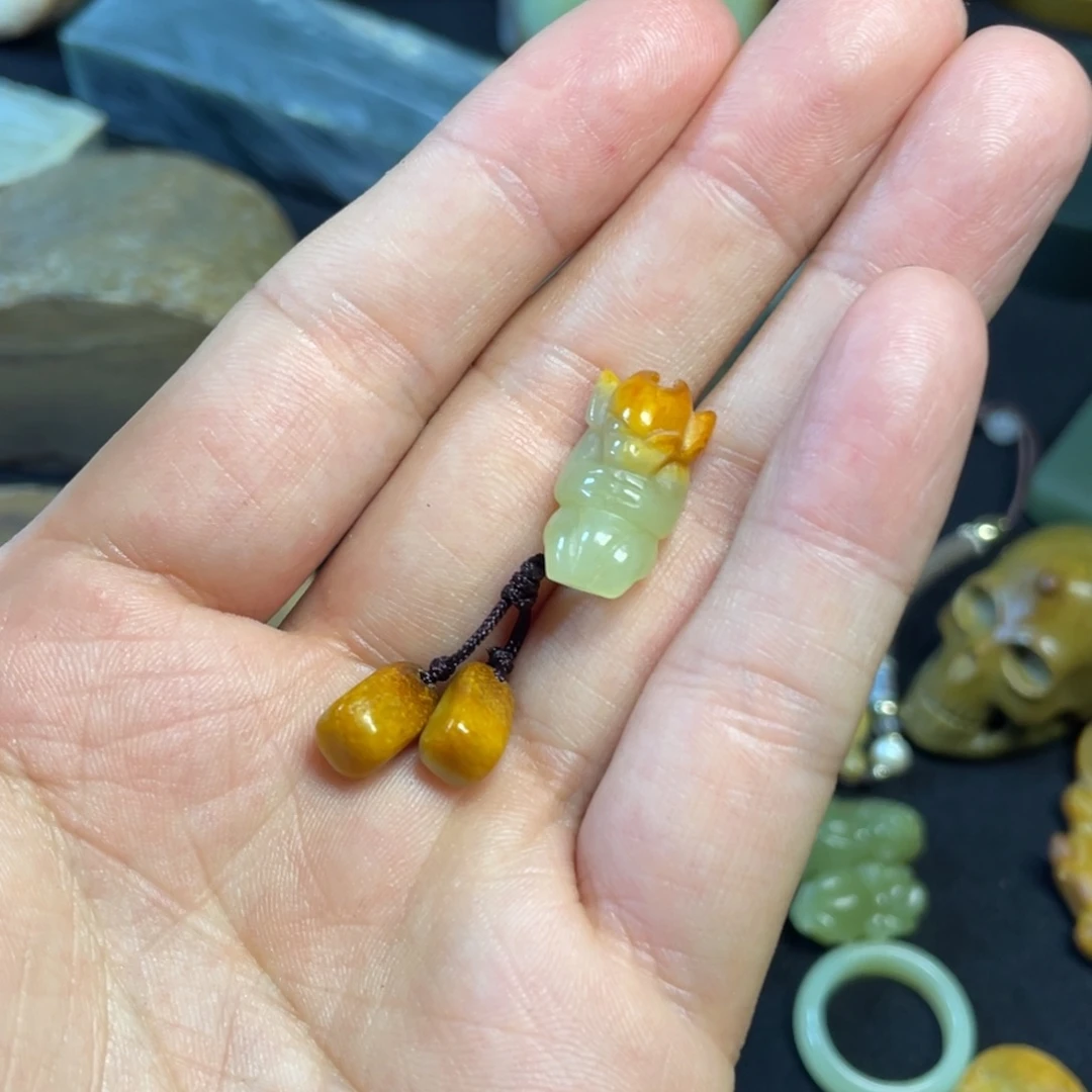 少***）岫岩河磨玉（透闪石质玉）未镶嵌车挂