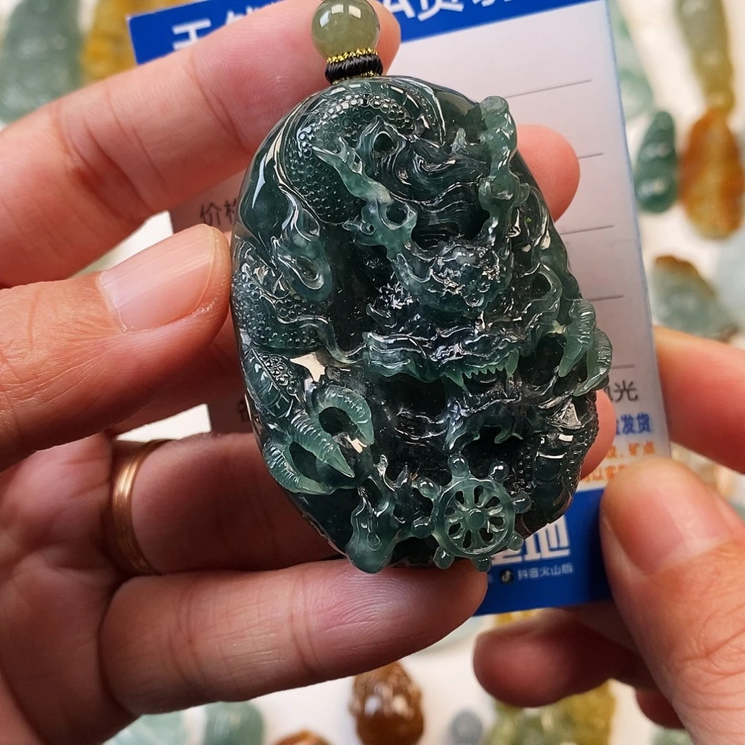 翡翠未镶嵌颈饰龙
