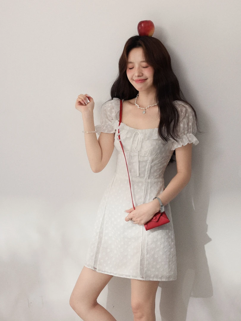 Even一雯【告白坐标】韩系高智感立体提花方领蕾丝花边泡泡袖连衣裙