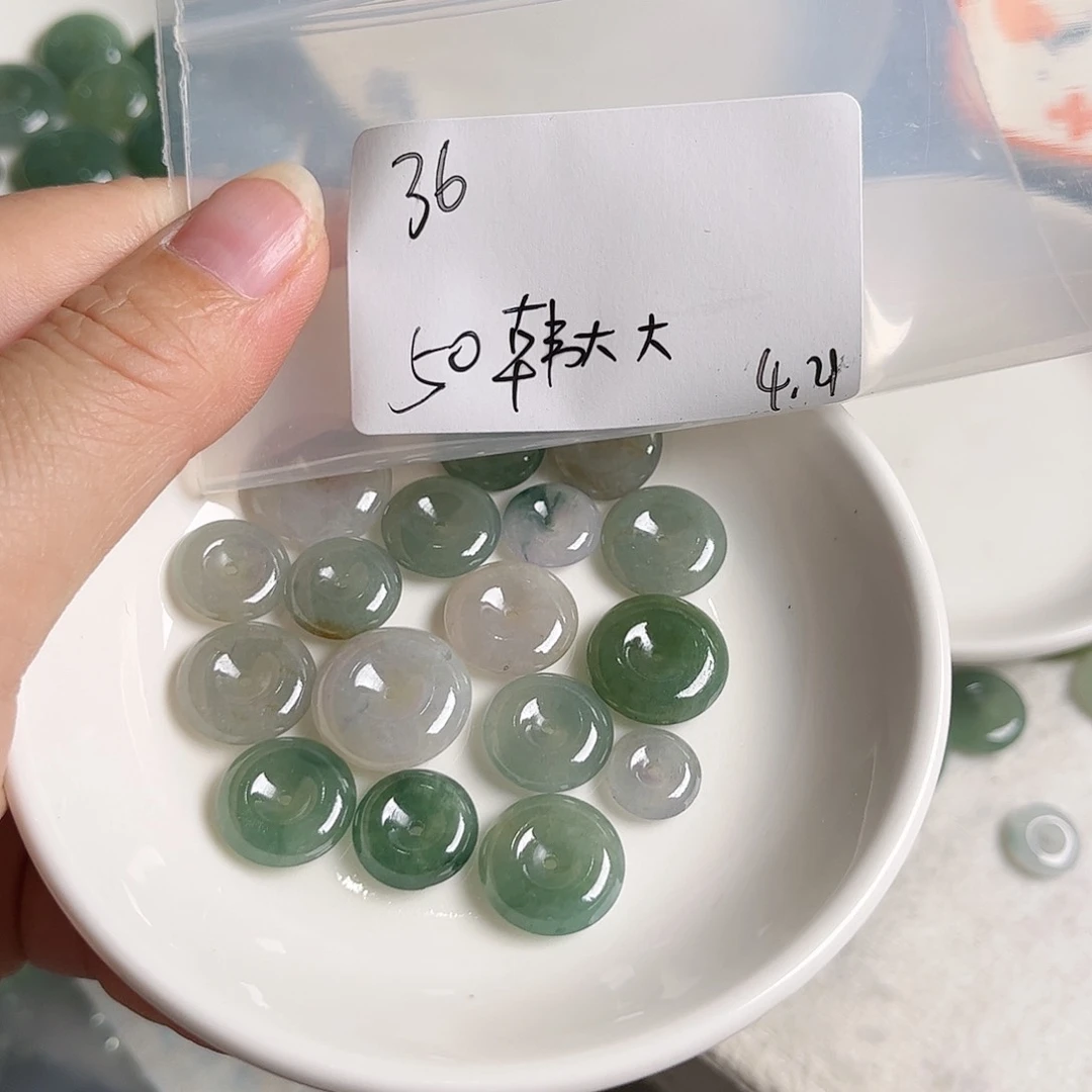 翡翠未镶嵌颈饰?**大不