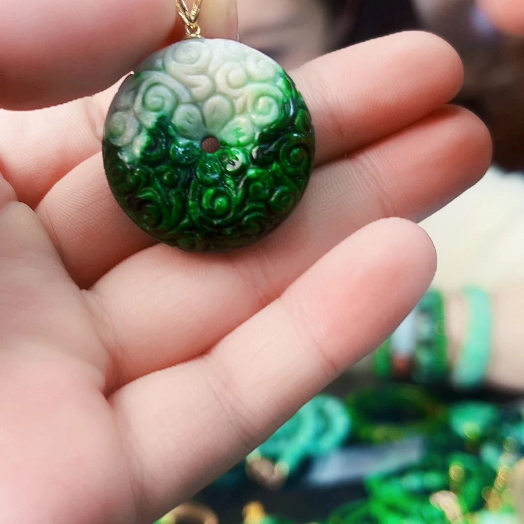 翡翠颈饰18K金镶嵌吊坠